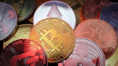 Изображения криптовалют, включая Bitcoin, Dash, Ethereum, Ripple и Litecoin, видны на этом иллюстративном снимке, сделанном 2 июня 2021 года. (Florence Lo/Illustration/Reuters)
