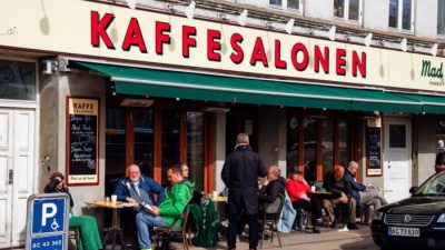 Люди сидят в Kaffesalonen при послаблении ограничений, в центре Копенгагена, Дания, на фотографии из архива. (Tim Barsoe/Reuters)
