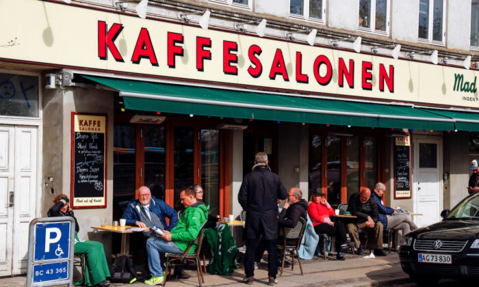 Люди сидят в Kaffesalonen при послаблении ограничений, в центре Копенгагена, Дания, на фотографии из архива. (Tim Barsoe/Reuters)