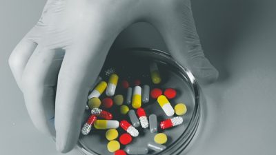 Использование противомикробных препаратов, включая антибиотики, возросло во время пандемии COVID-19. Усилия по дезинфекции поверхностей и лечению пациентов сделали многие бактерии более опасными. (sabyna75/Shutterstock)
