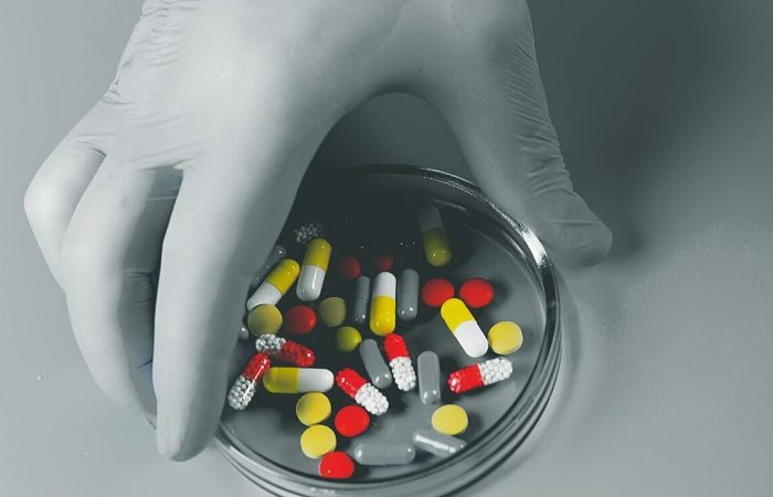Использование противомикробных препаратов, включая антибиотики, возросло во время пандемии COVID-19. Усилия по дезинфекции поверхностей и лечению пациентов сделали многие бактерии более опасными. (sabyna75/Shutterstock)