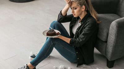 Эмоциональное питание может доставить удовольствие в текущий момент, но после этого вы часто чувствуете себя хуже, чем раньше. Фото: Pixel-Shot/Shutterstock