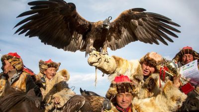 Казахская орлиная охота: «Орёл — это часть семьи». (Courtesy of Wout de Jong)