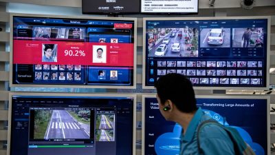 Дисплей для распознавания лиц на мониторах в кампусе Huawei Bantian в Шэньчжэне, Китай, 26 апреля 2019 года. (Kevin Frayer/Getty Images) 