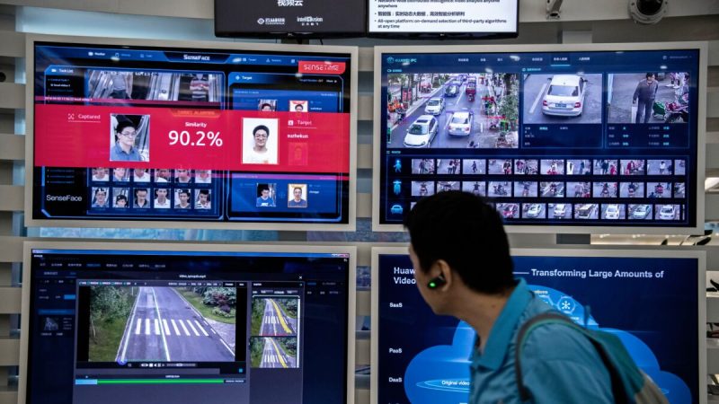Дисплей для распознавания лиц на мониторах в кампусе Huawei Bantian в Шэньчжэне, Китай, 26 апреля 2019 года. (Kevin Frayer/Getty Images) 