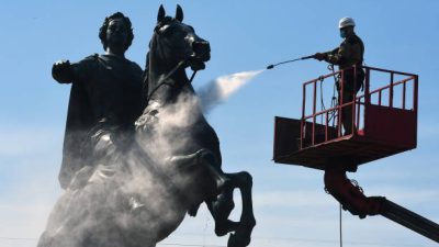 Муниципальный работник моет 12-метровую конную статую Петра Великого XVIII века работы французского скульптора Этьена-Мориса Фальконе на Сенатской площади в Санкт-Петербурге, Фото:  OLGA MALTSEVA/AFP via Getty Images
