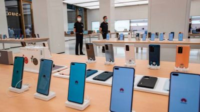  Смартфоны Huawei выставлены в фирменном магазине Huawei в Шанхае. Фото:  STR / AFP) / China OUT (Photo by STR/AFP via Getty Images)