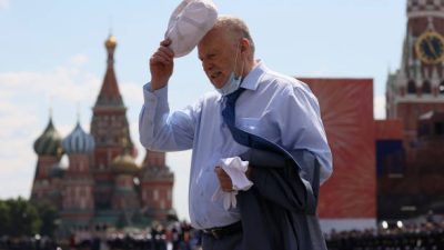 Владимир Жириновский, лидер Либерально-демократической партии России (ЛДПР), идет по Красной площади. Фото: YEKATERINA SHTUKINA/SPUTNIK/AFP via Getty Images