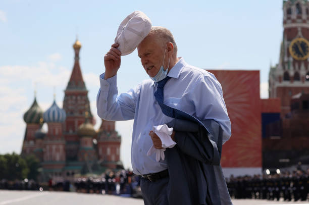 Владимир Жириновский, лидер Либерально-демократической партии России (ЛДПР), идет по Красной площади. Фото: YEKATERINA SHTUKINA/SPUTNIK/AFP via Getty Images