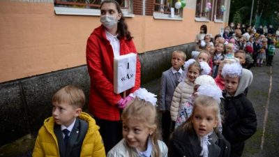 Учительница младших классов. Фото: KIRILL KUDRYAVTSEV/AFP via Getty Images