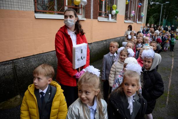 Учителям платят ниже МРОТ Учительница младших классов. Фото: KIRILL KUDRYAVTSEV/AFP via Getty Images