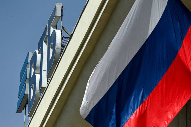Логотип ВТБ банка. Фото: KIRILL KUDRYAVTSEV/AFP via Getty Images