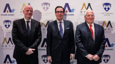 Президент ФИФА Джанни Инфантино, бывший министр финансов США Стив Мнучин и бывший посол США в Израиле Дэвид Фридман. Фото: MENAHEM KAHANA/AFP via Getty Images