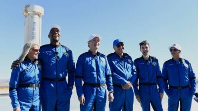 Экипаж Blue Origin NS-19 даёт интервью прессе после успешного полёта 11 декабря 2021 года в Западном Техасе. Фото:  PATRICK T. FALLON/AFP via Getty Images