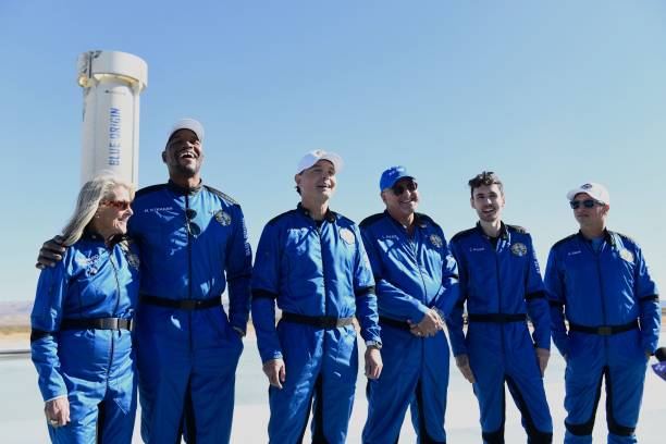 Экипаж Blue Origin NS-19 даёт интервью прессе после успешного полёта 11 декабря 2021 года в Западном Техасе. Фото:  PATRICK T. FALLON/AFP via Getty Images