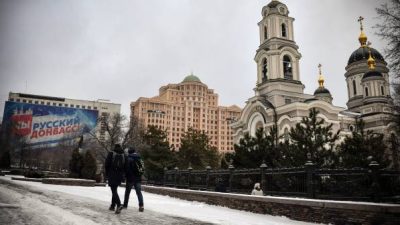 Центральная улица Донецка. Фото: ALEXANDER NEMENOV/AFP via Getty Images)