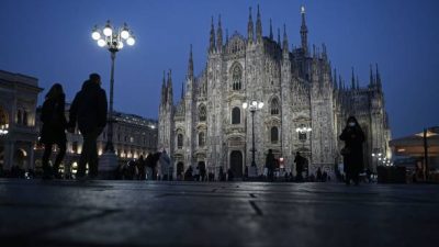 Площадь Пьяцца Дуомо после захода солнца в Милане Фото: PIERO CRUCIATTI/AFP via Getty Images