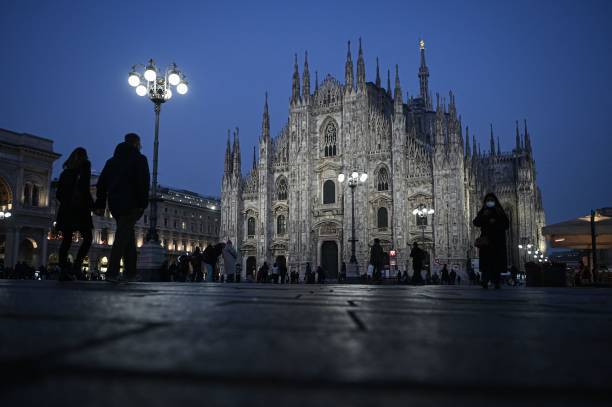 Площадь Пьяцца Дуомо после захода солнца в Милане Фото: PIERO CRUCIATTI/AFP via Getty Images