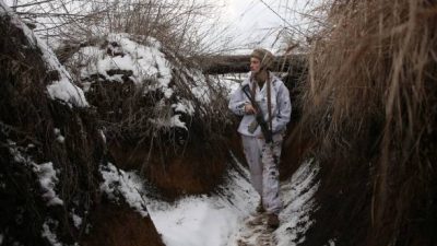 Украинский солдат идет вдоль заснеженной траншеи на линии фронта. Фото: ANATOLII STEPANOV/AFP via Getty Images