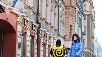 Прогулка по городу. Фото: ALEXANDER NEMENOV/AFP via Getty Images
