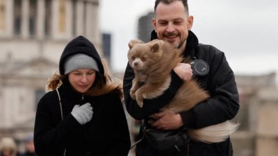 Всё больше людей отказываются от масочного режима. Фото TOLGA AKMEN/AFP via Getty Images