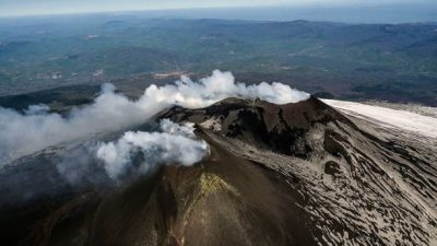 Вид на кратеры Этны с вертолёта. Фото: Fabrizio Villa/Getty Images