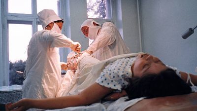  Врачи устанавливают реабилитационное устройство девочке со сломанной ногой. Фото: Oleg Nikishin/Getty Images