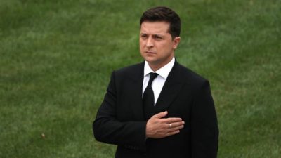 Президент Украины Владимир Зеленский отдаёт почести во время церемонии возложения венков с полным почетом Вооруженных сил к могиле Неизвестного солдата. Фото: Anna Moneymaker/Getty Images