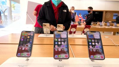  Новые iPhone 13 представлены в магазине Apple. Фото: Justin Sullivan/Getty Images