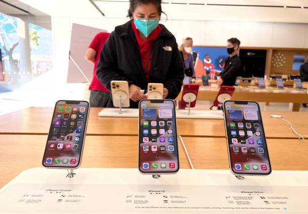  Новые iPhone 13 представлены в магазине Apple. Фото: Justin Sullivan/Getty Images