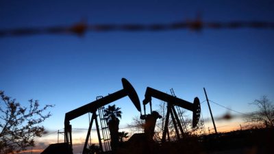 Насосная установка на добычу нефти. Фото:  Mario Tama/Getty Images