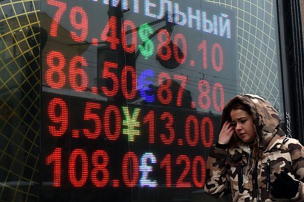 Курс иностранной валюты по отношению к российскому рублю в Москве, 20 января 2016 года. Фото: VASILY MAXIMOV/AFP via Getty Images