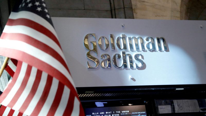 Вывеска Goldman Sachs в зале Нью-Йоркской фондовой биржи в Нью-Йорке 16 июля 2013 года. (Brendan McDermid/Reuters)
