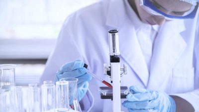 Исследование вакцины в лаборатории. (Фото: iStock)