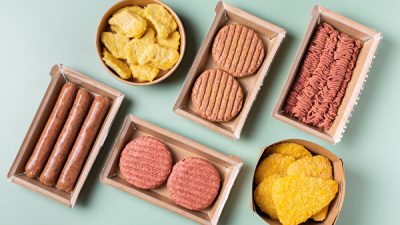 Действительно ли полезно мясо, выращенное в лаборатории? На картинке показаны различные виды искусственного мяса (изображение: Shutterstock)