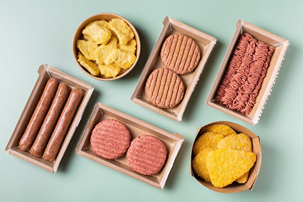 Действительно ли полезно мясо, выращенное в лаборатории? На картинке показаны различные виды искусственного мяса (изображение: Shutterstock)