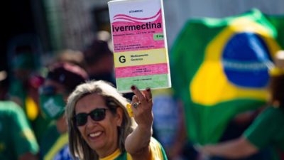 Женщина держит коробку с ивермектином в Бразилиа, Бразилия. Andressa Anholete/Getty Images