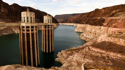 Водозаборные башни для выработки электроэнергии и обеспечения гидроэлектроэнергии стоят во время низкого уровня воды из-за засухи на Западе на плотине Гувера на реке Колорадо на границе штатов Невада и Аризона 19 июля 2021 года. (Patrick Fallon/AFP via Getty Images)