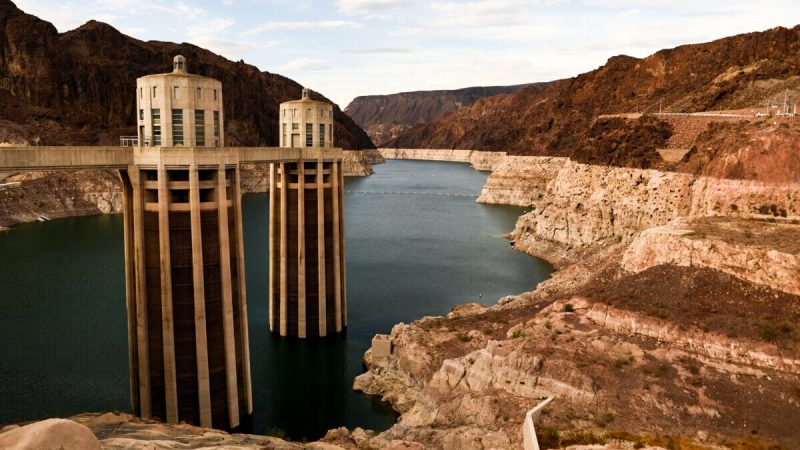 Водозаборные башни для выработки электроэнергии и обеспечения гидроэлектроэнергии стоят во время низкого уровня воды из-за засухи на Западе на плотине Гувера на реке Колорадо на границе штатов Невада и Аризона 19 июля 2021 года. (Patrick Fallon/AFP via Getty Images) 