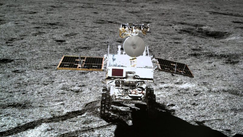 Луноход Yutu-2 виден на фоне лунного зонда «Чанъэ-4» на обратной стороне Луны на фотографии, опубликованной Китайским национальным космическим управлением (CNSA) через CNS 11 января 2019 года. (Китайское национальное космическое управление/AFP viaGettyImages) 