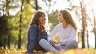Девочки сталкиваются с миром, который требует поведения и образов, которые они, возможно, не захотят принимать. И если они попытаются и потерпят неудачу, последствия могут быть сравнимы с жизнью и смертью. Martin Novak/Shutterstock