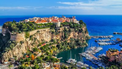 Дворец принца Монако, расположенный на высоком живописном мысе. (OSTILL is Franck Camhi/Shutterstock) 