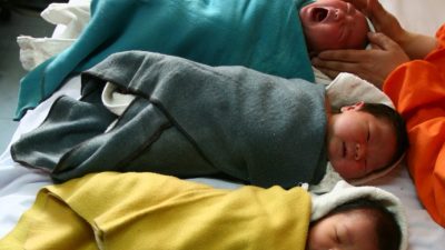Медсестра успокаивает ребёнка в детской больнице города Синин провинции Цинхай. Больницы в провинции Хэнань размещают объявления о продаже нежелательных детей, согласно сообщению Китайского национального радио. (Getty Images)
