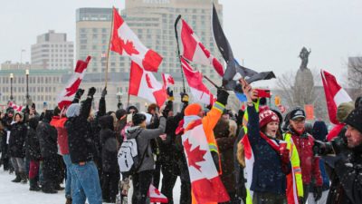 Тысячи протестующих собрались на Парламентском холме Оттавы и спели «О, Канада!» 12 февраля 2022 года. Фото: Richard Moore/The Epoch Times