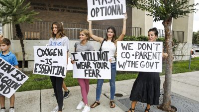 Семьи протестуют против любых предписаний о ношении масок перед заседанием школьного совета округа Хиллсборо в Тампе, штат Флорида, 27 июля 2021 года. (Octavio Jones/Getty Images)