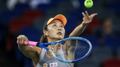 Пэн Шуай на матче против Гарбине Мугуруса из Испании в турнире Dongfeng Motor Wuhan Open 2019 года в Международном теннисном центре Optics Valley в Ухане, Китай, 23 сентября 2019 года. Фото: Wang He/Getty Images
