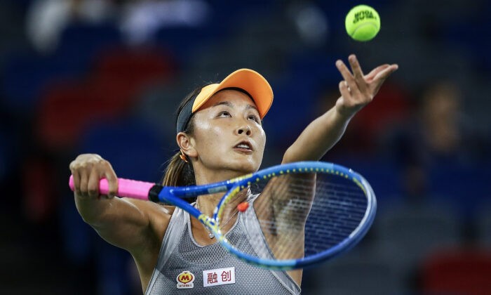 Пэн Шуай на матче против Гарбине Мугуруса из Испании в турнире Dongfeng Motor Wuhan Open 2019 года в Международном теннисном центре Optics Valley в Ухане, Китай, 23 сентября 2019 года. Фото: Wang He/Getty Images