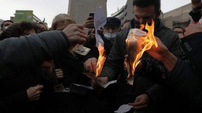 Члены главной оппозиционной Республиканской народной партии Турции сжигают счета в знак протеста против высоких цен на электроэнергию, собравшись перед памятником основателю современной Турции Мустафе Кемалю Ататюрку в Анкаре, Турция, 9 февраля 2022 года. (Burhan Ozbilici/AP Photo)
