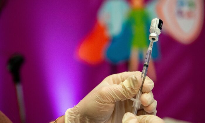 Защита от бустерных вакцин против COVID-19 со временем ослабевает Подготовка к инъекции вакцины против COVID-19 в Хартфорде, штат Коннектикут, 6 января 2022 года. Фото: Joseph Prezioso/AFP via Getty Images