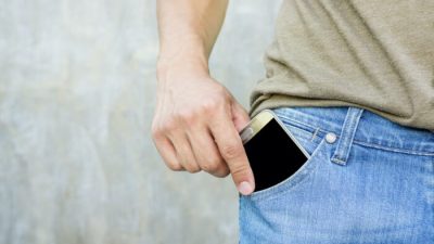 Излучение мобильного телефона может способствовать снижению количества сперматозоидов в современном мире. Фото: Supaleka_P / Shutterstock
